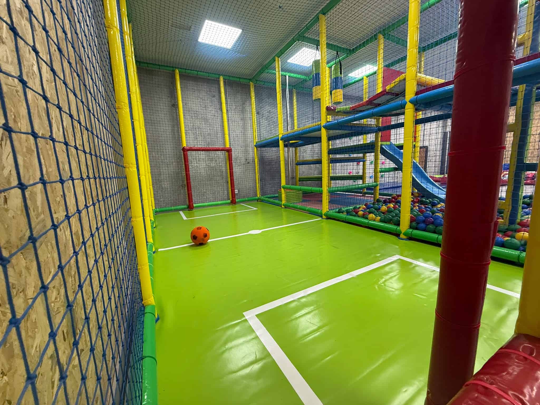 Pista de fútbol dentro de la zona de juegos