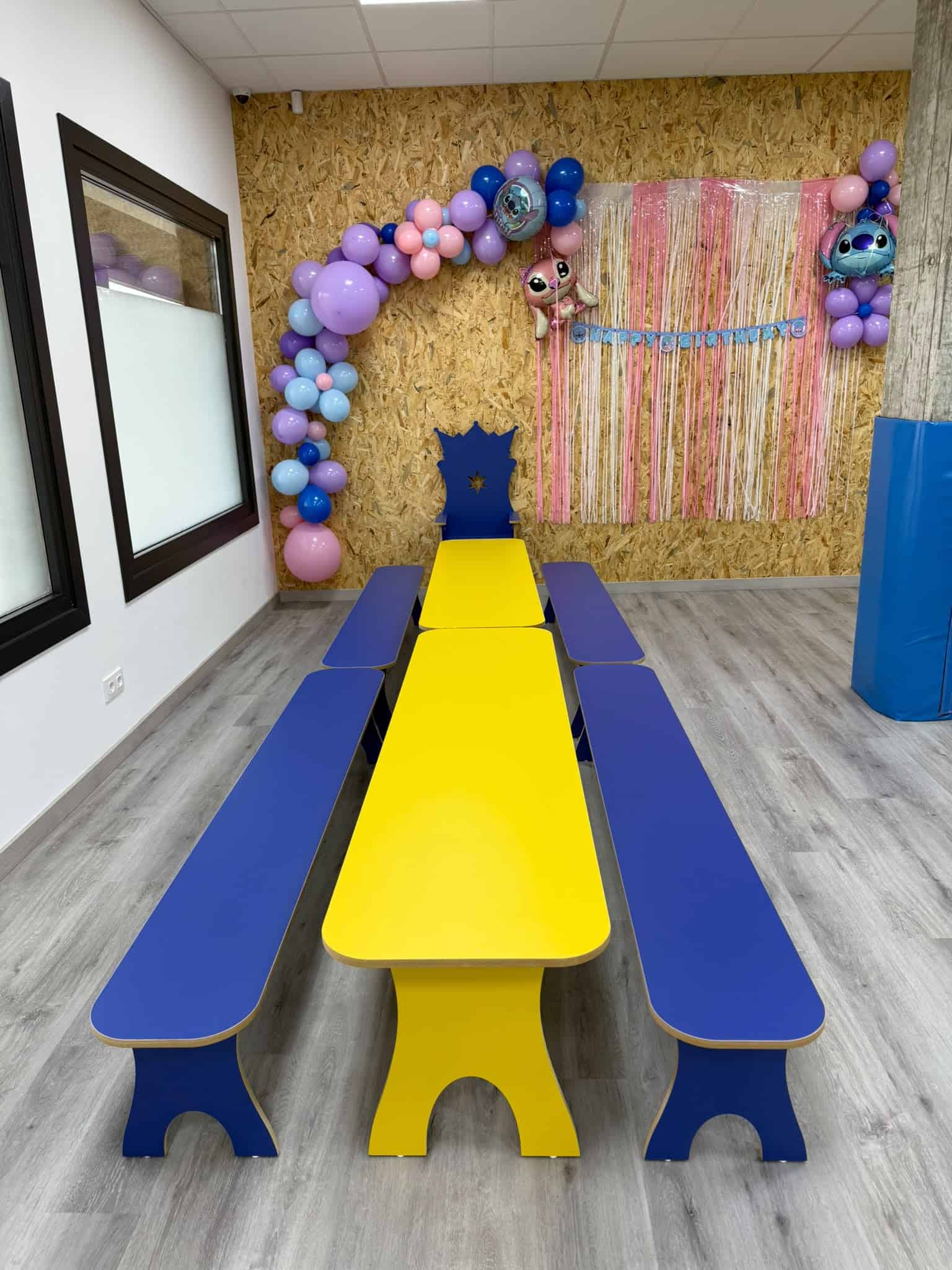 Zona de mesas decorada con globos para el cumpleaños